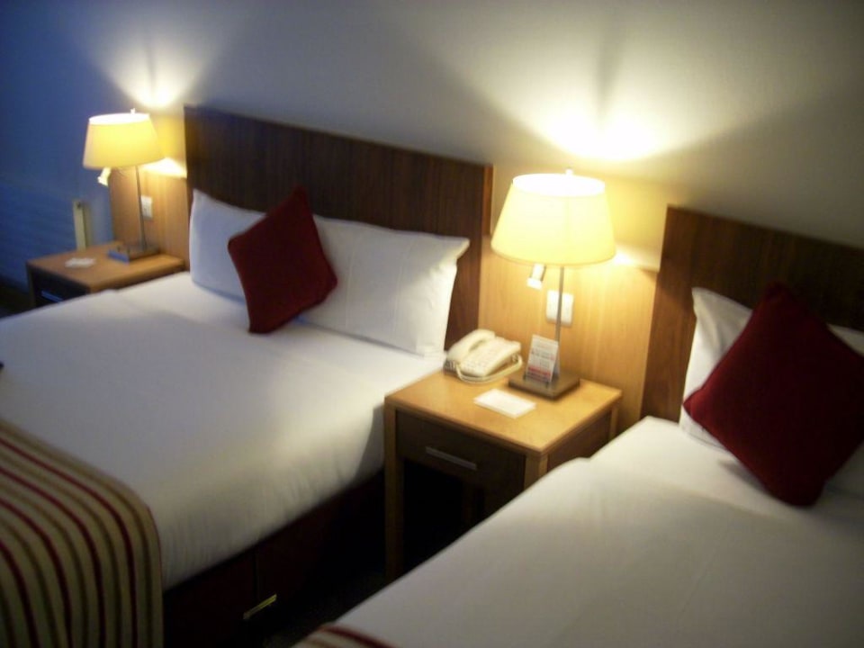 Betten des Hotelzimmers Clayton Hotel Cardiff Lane