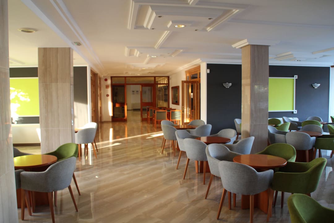 Blick durch die Lounge zur Lobby hin. Millor Sol