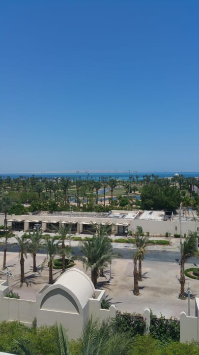 Ausblick vom Dachpool auf die Umgebung  Steigenberger Aqua Magic