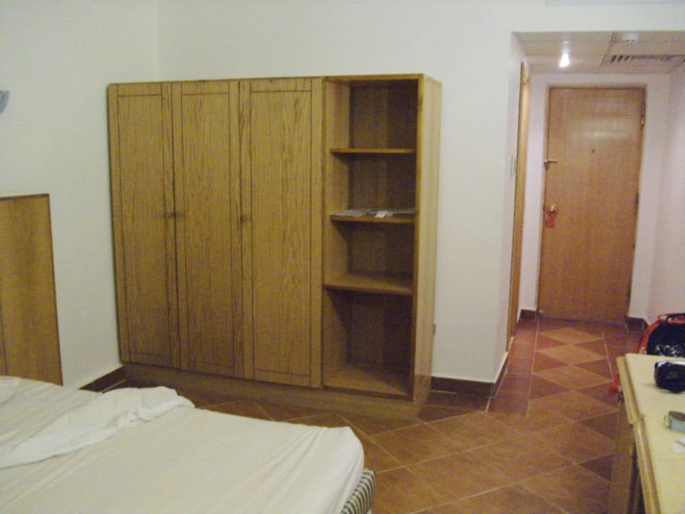 Zimmer 178, alt und abgenutzte Möbel Pickalbatros Alf Leila Wa Leila Resort - Neverland Hurghada