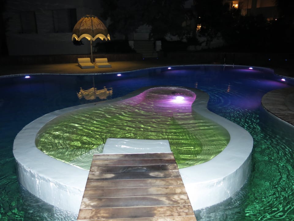 Ночью. Ekies All Senses Resort, a Member of Design Hotels