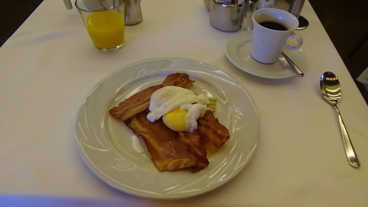 Frühstück- Egg Benedict Gloria Serenity Resort