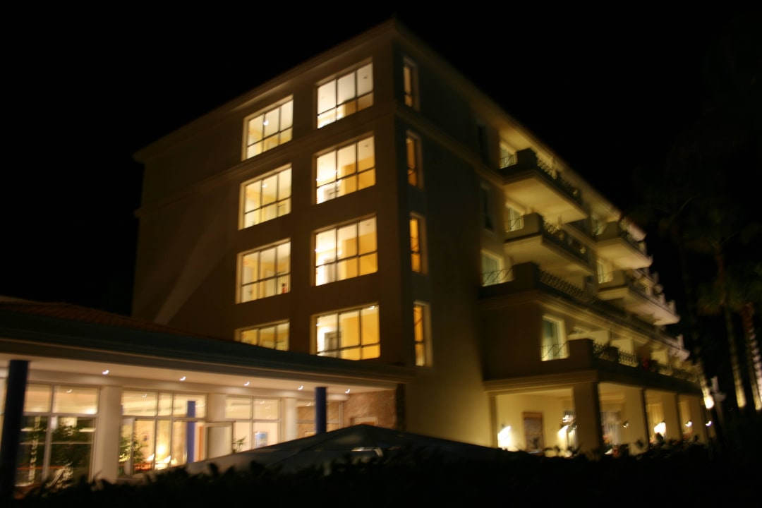 Gebäude 4 am Abend Hotel HM Mar Blau