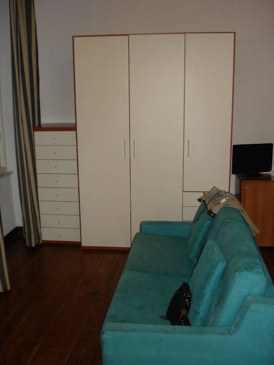 Kleiderschrank und Sofa, Zimmer 502 Hotel Casmona