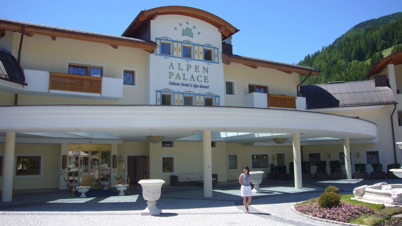 Alpenpalace Eingang Alpenpalace Luxury Hideaway & Spa Retreat
