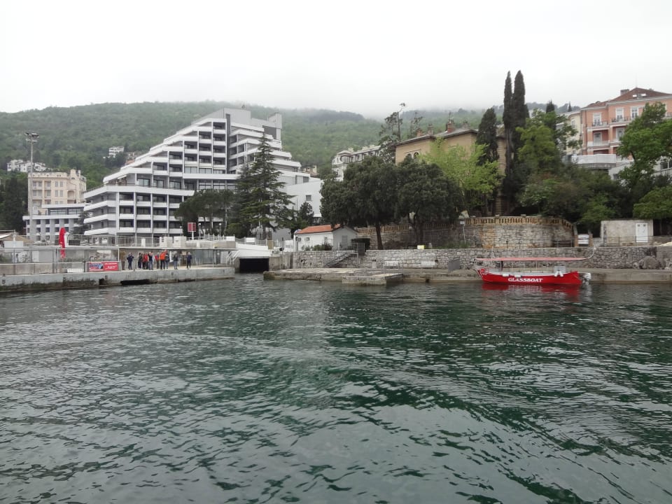 Links das Hotel von einem Boot aus gesehen  Hotel Admiral