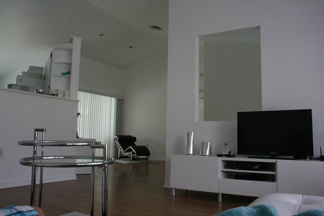 Modernes Wohnzimmer M. Eileen Grey u. Leder Chaise Loft-Stil Villa The Illoura