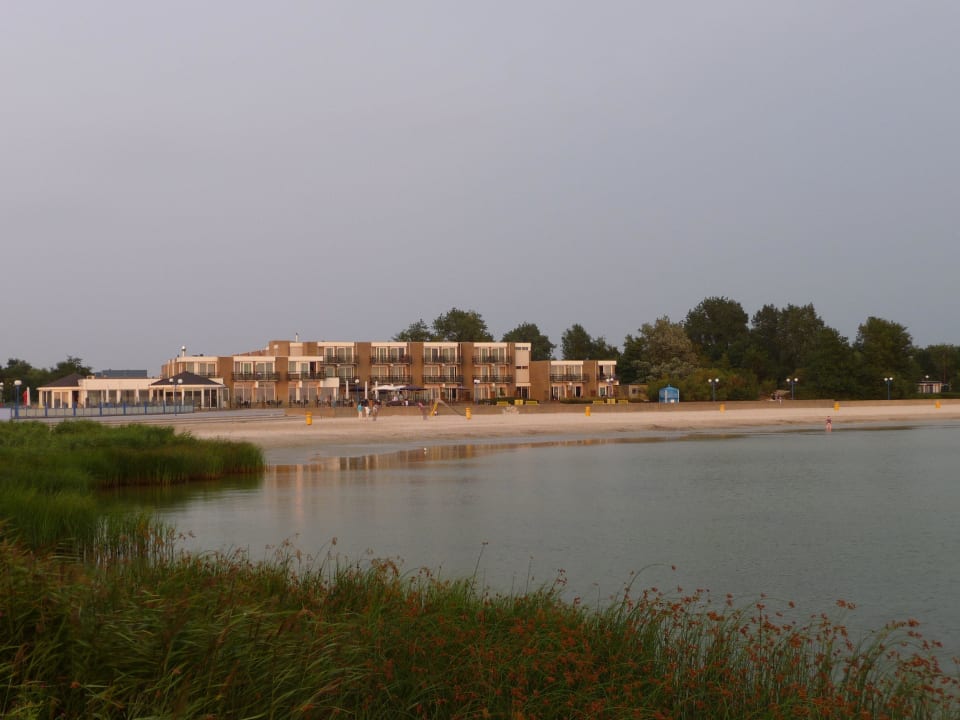 Das Hotel vom Strand aus gesehen Strandhotel Vigilante