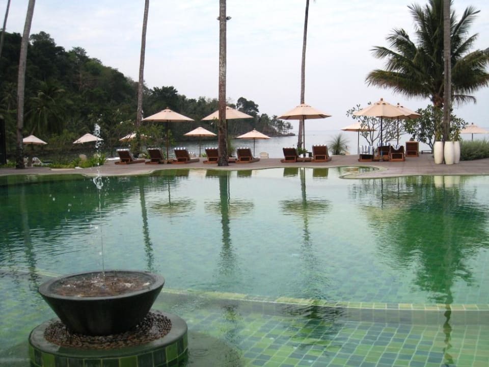 Blick über den Pool auf Meer Hotel Mercure Koh Chang Hideaway