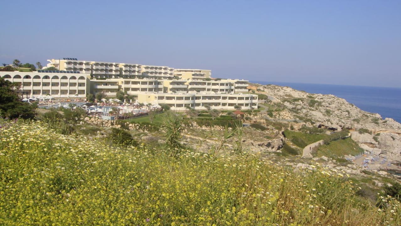Hotelanlage mit Strand von oben Hotel Kalithea Horizon Royal