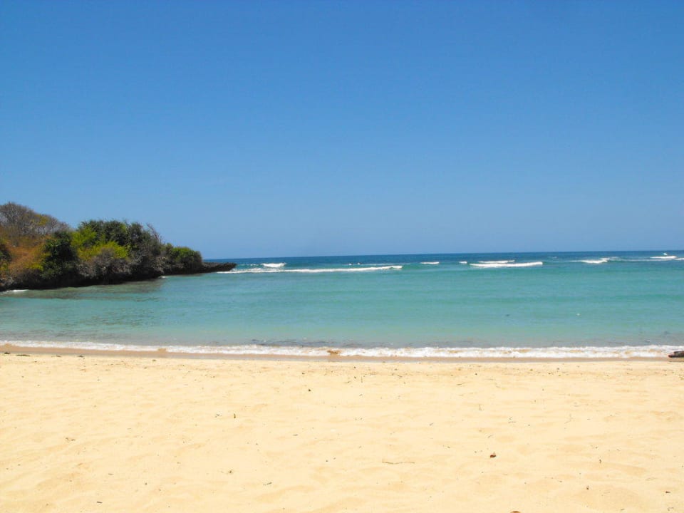 Frisch gereinigter Strand Hotel The Grand Bali