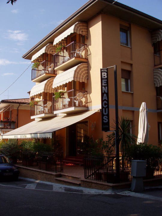 Die Seeseite des Hauses Hotel Benacus