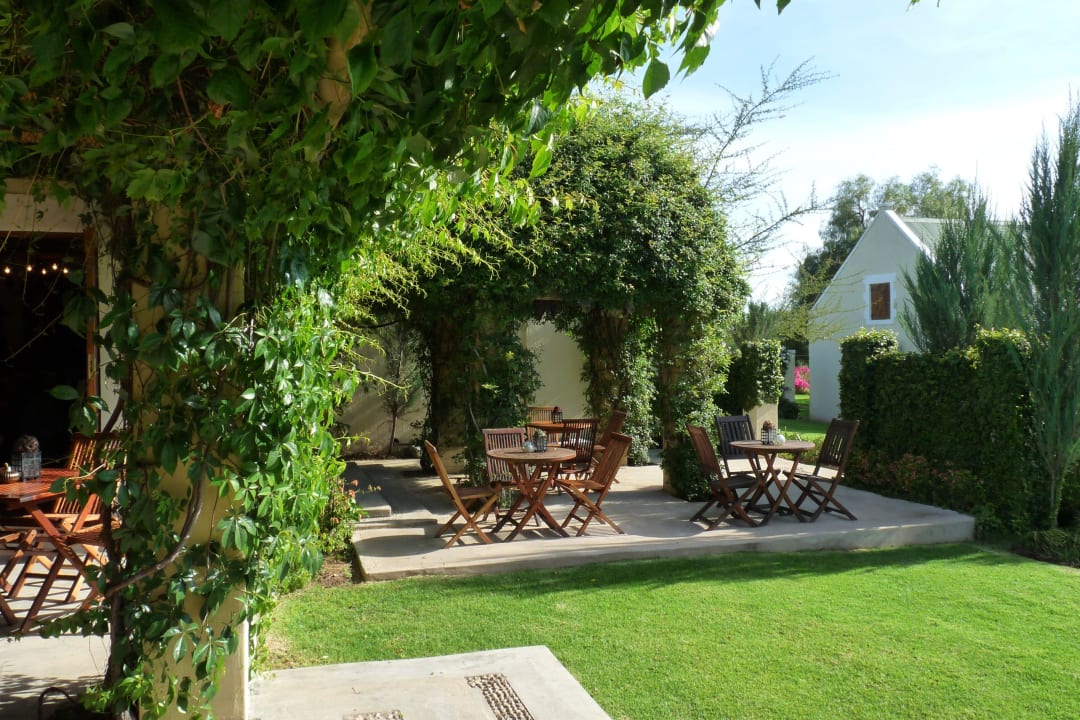 Bewirtschaftete Terrasse vor dem Restaurant Guesthouse The Thorntree Country House