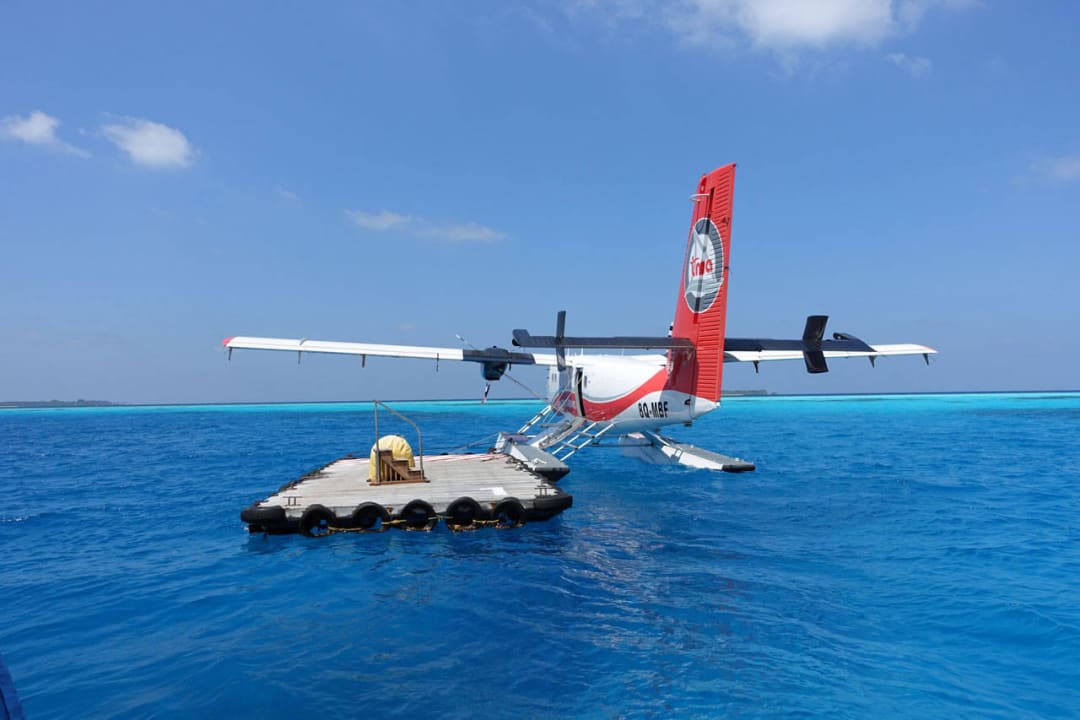 Das Wasserflugzeug am Ponton NH Collection Maldives Reethi Resort