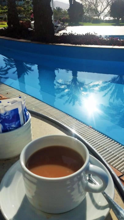 Frühstück am Pool Pestana Grand Ocean Resort