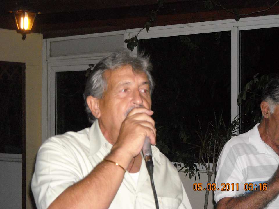 Der singende Besitzer CAVO MEDITERRANEO HOTEL