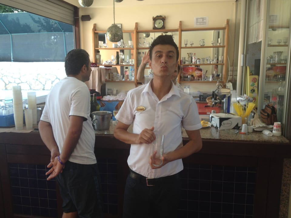 Die Bar immer besetzt 10-24 Uhr Özlem Garden Hotel