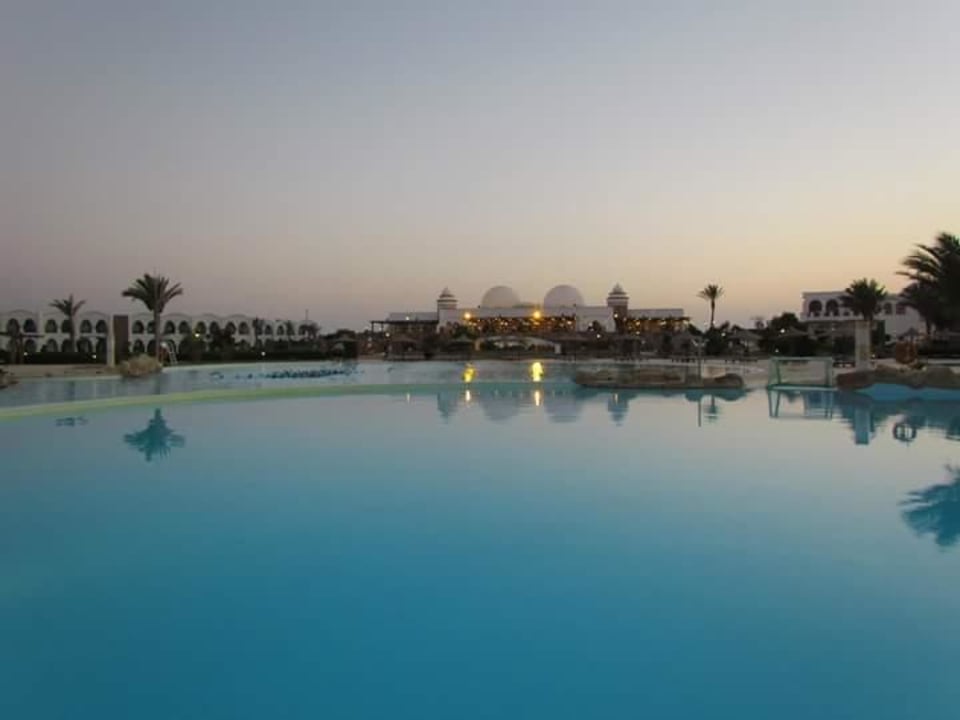 Pool abends Hotel Gorgonia Beach Resort