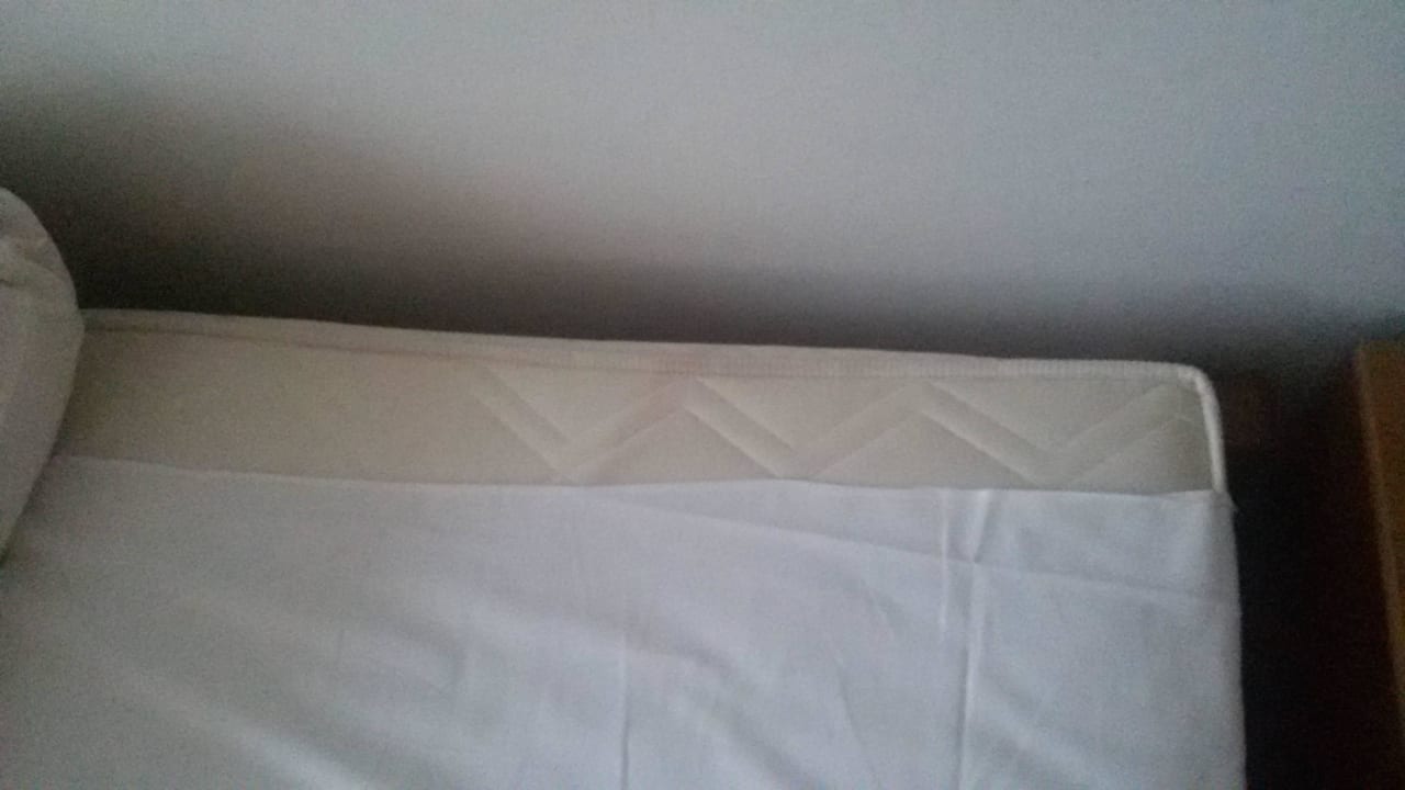 Bettlaken zu kurz, Matratze nicht bedeckt Relax Inn Health & Spa