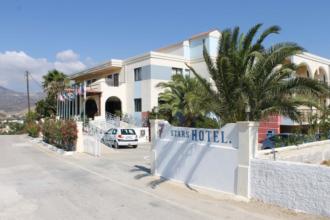 Hotel Frontansicht. Eingang u. Parkplatz Hotel Seven Stars