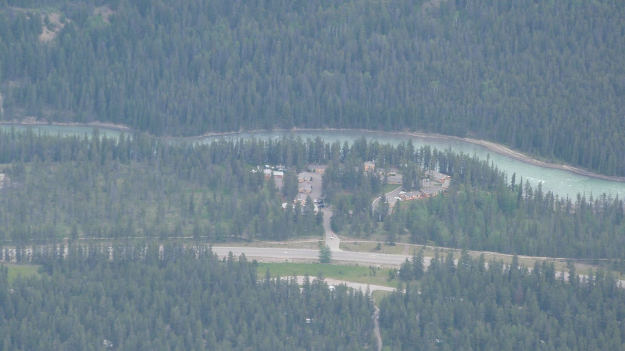 Vom Berg aus die komplette Anlage fotografiert.  Jasper House Bungalows