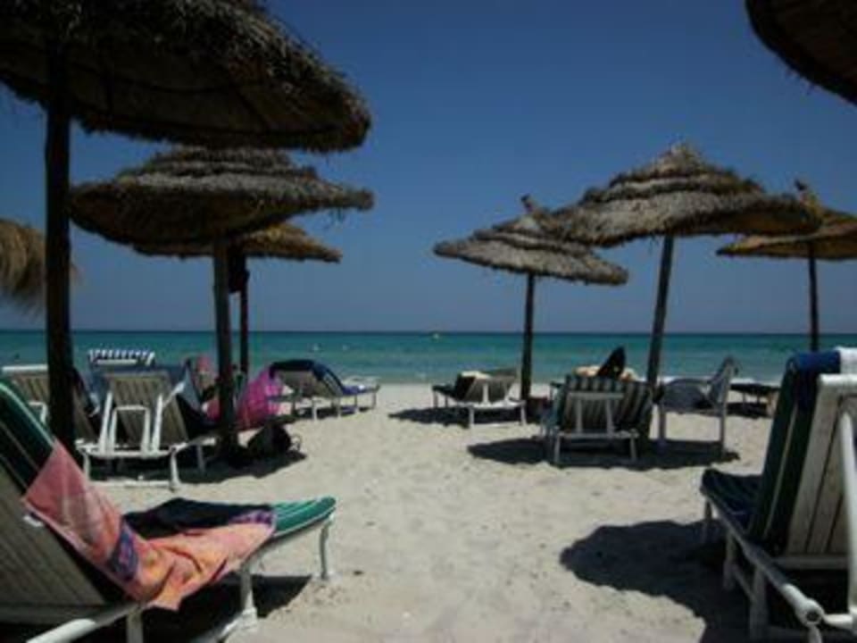 hoteleigener Sandstrand mit den Schirmen Hotel El Mansour Mahdia Thalasso & Spa