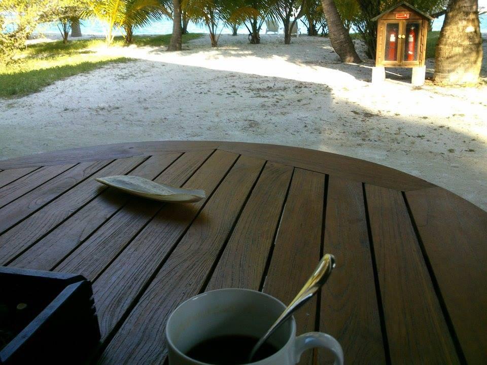 Blick von der Terrasse zum Meer Meeru Maldives Resort Island