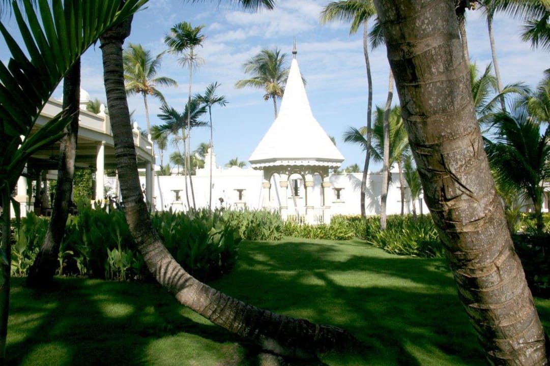 Park vor dem Restaurant Hotel Riu Bambu