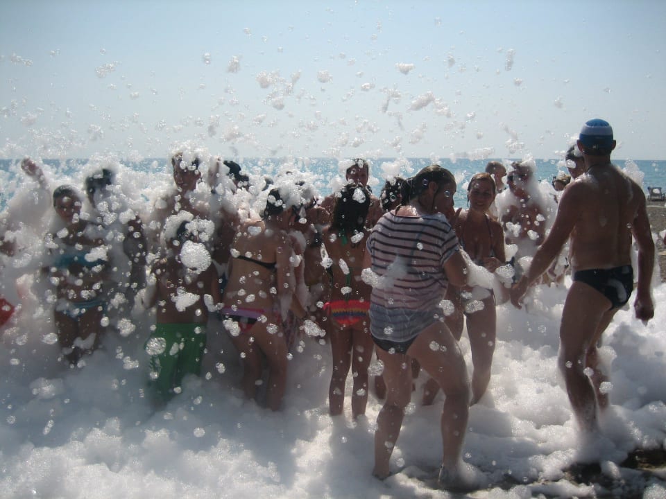 Schaumparty am Strand Seaden Sea World Resort & Spa