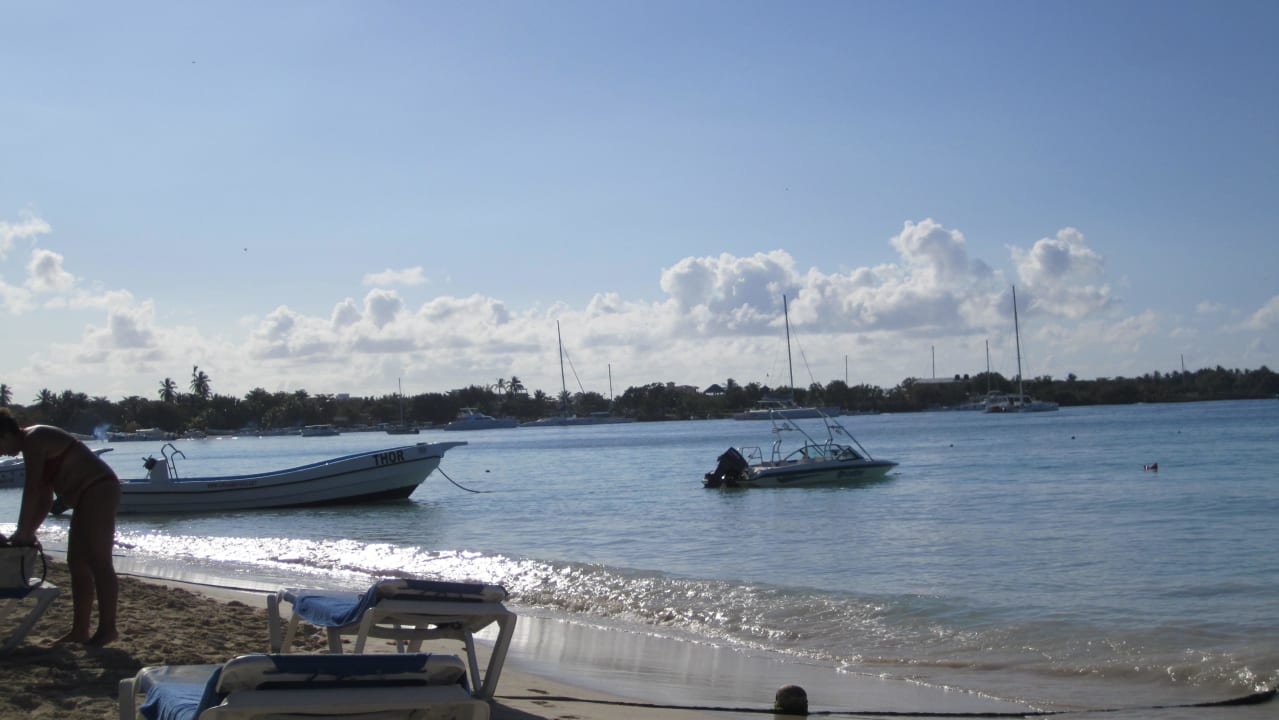 Strand links Fischerdorf Dreams La Romana Resort & Spa