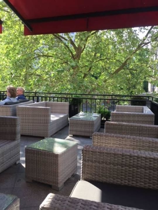 Kissen fehlen und Tische waren unsauber. Hotel Bristol Berlin