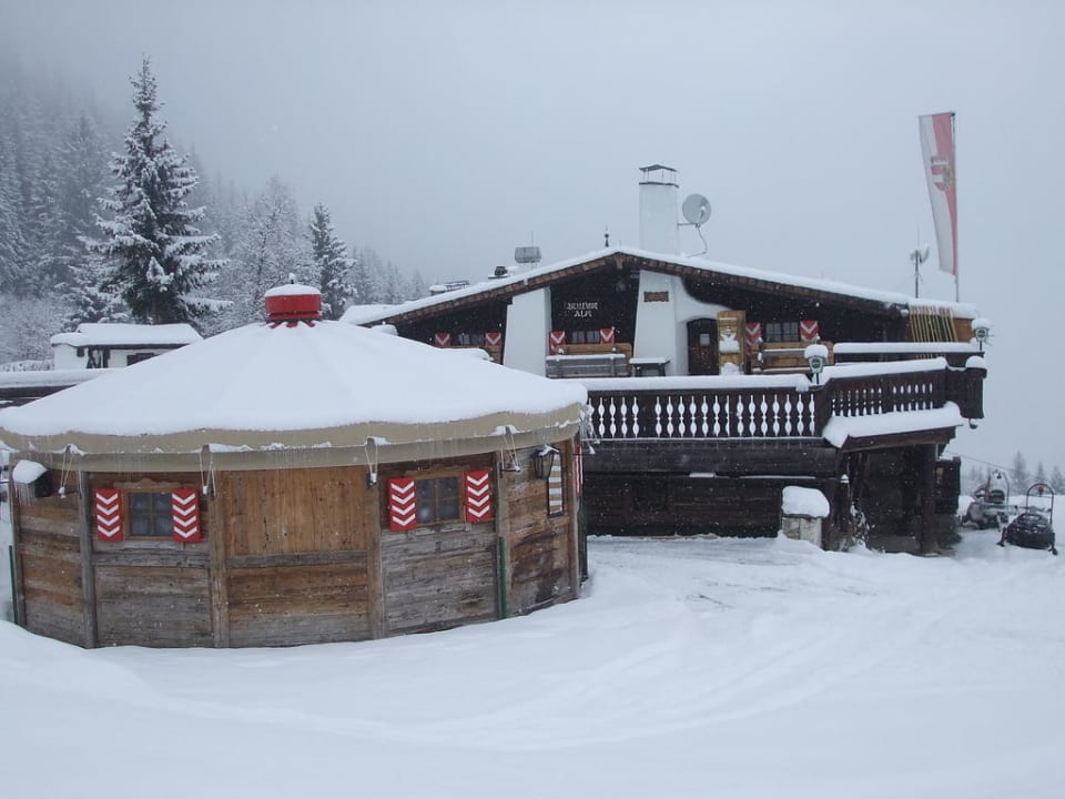 Bellevue Alm mit Skibarrotunde davor MONDI Bellevue Alm Gastein