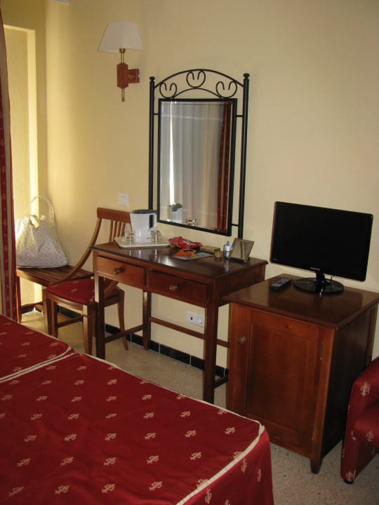 Flat-TV und Minikühlschrank im DZ BQ Bulevar Paguera - Adults only