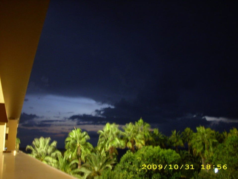 Der Garten an einem Unwetterabend! Özkaymak Incekum Hotel