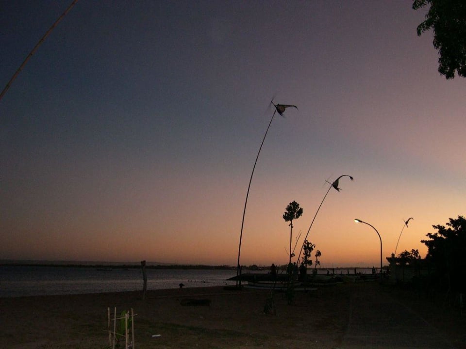 Abends am Strand neben Puri Santrian Puri Santrian