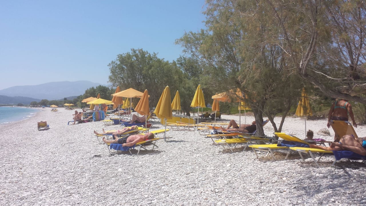 Fast menschenleerer Strand, viele Liegen frei  Hotel Saint Nicholas