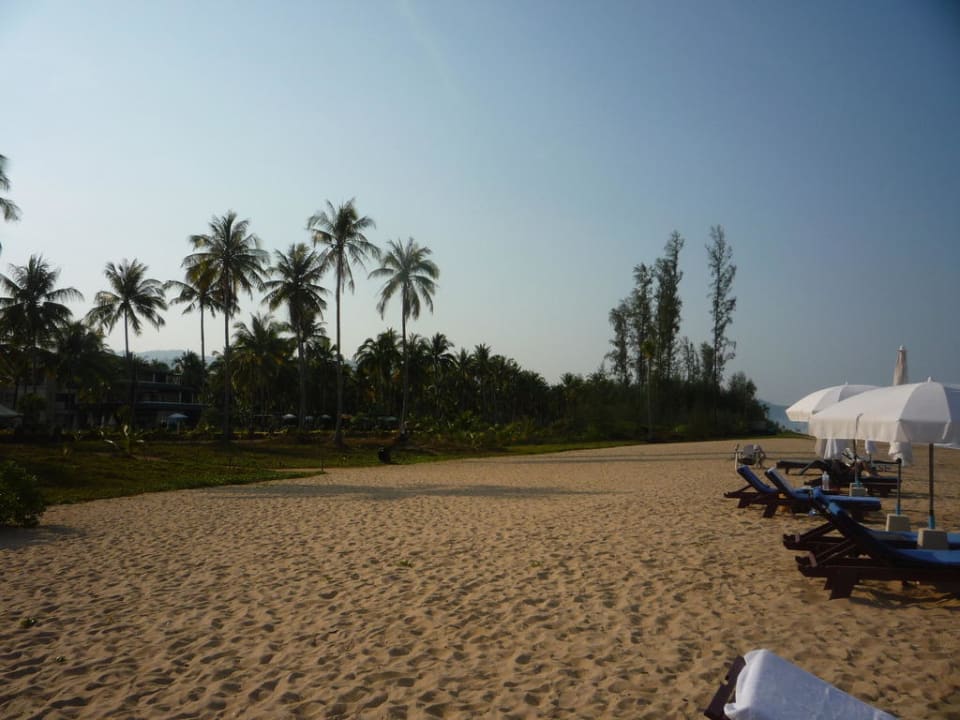 Ausblick auf die Liegen am Strand Khaolak Orchid Beach Resort