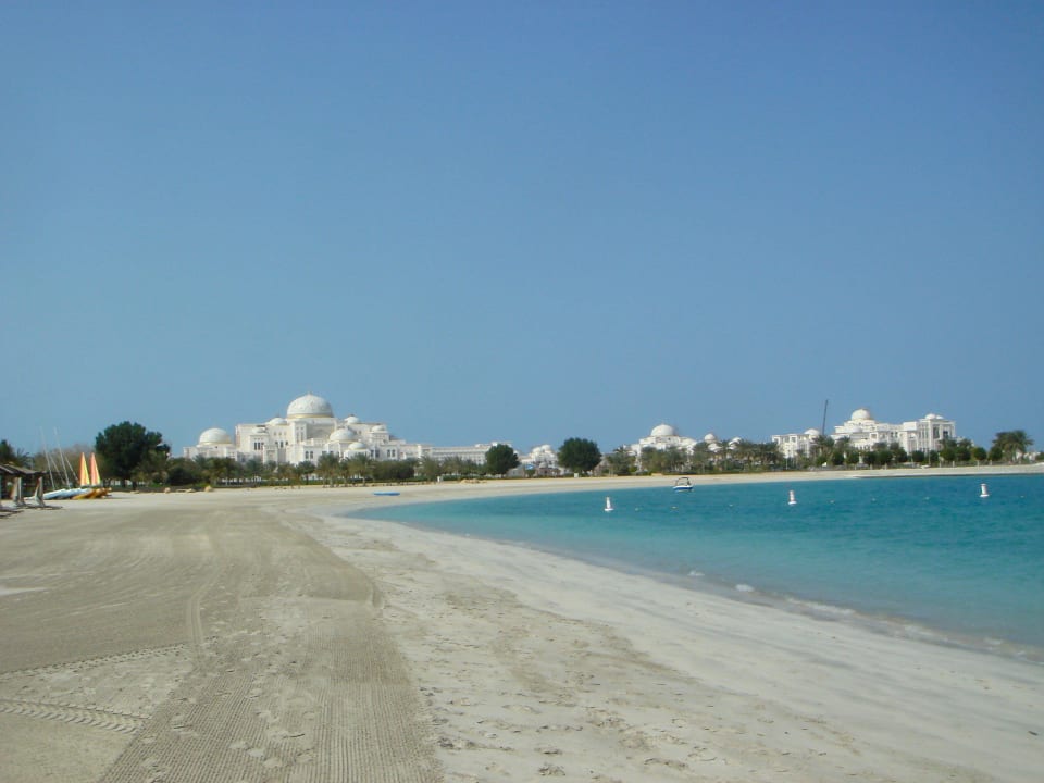 Im Hintergrund der neue Palast Emirates Palace Mandarin Oriental