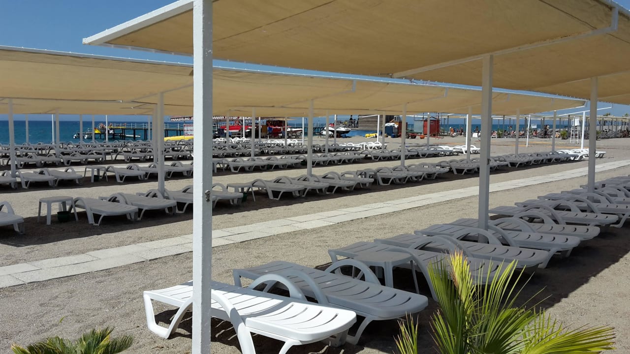 Liegen am Kiesstrand Sunis Elita Beach Resort & Spa