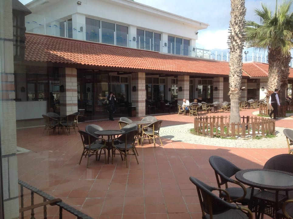 Bar auf der Terrasse Salamis Bay Conti Resort Hotel & Casino