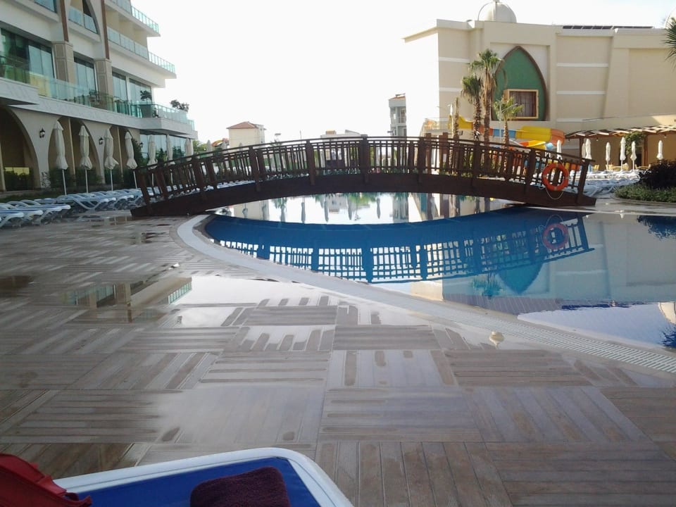 Pool im Schatten am frühen Morgen Alan Xafira Deluxe Resort & Spa