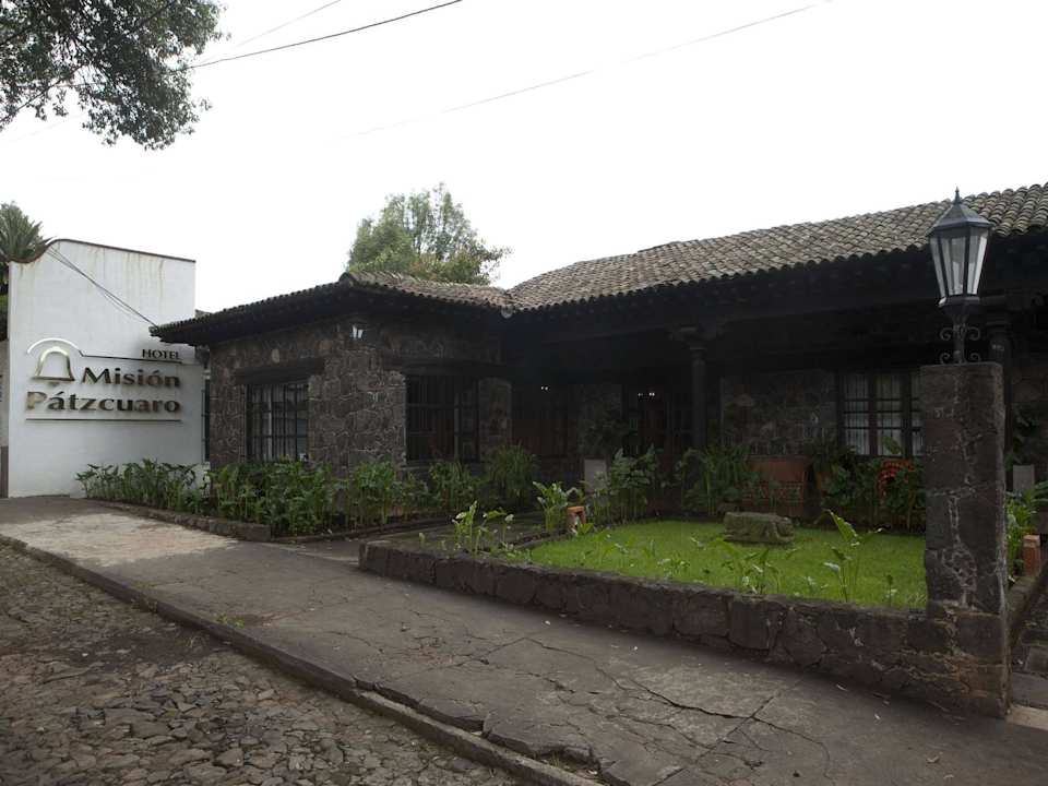 Fachada, entrada principal Hotel Mision Patzcuaro