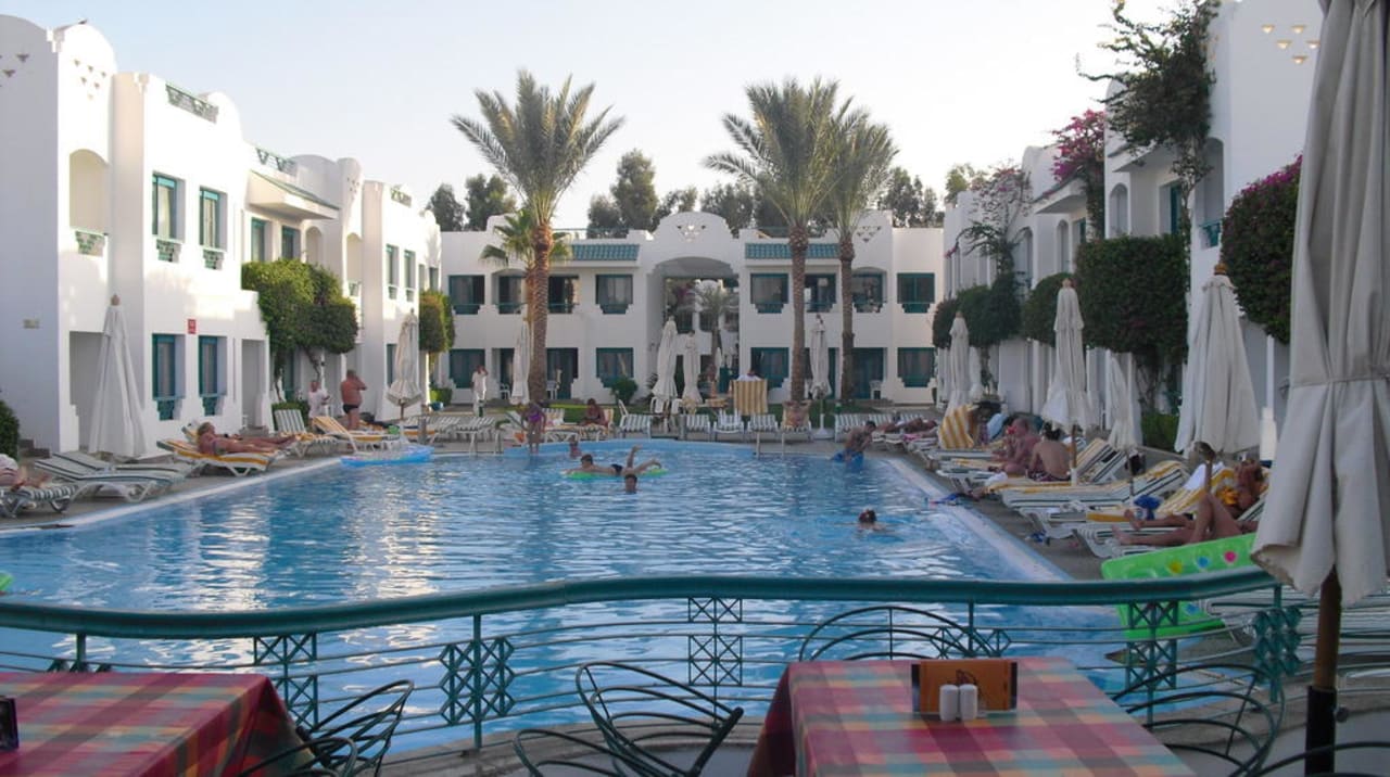 Großer Pool Hotel Falcon Hills