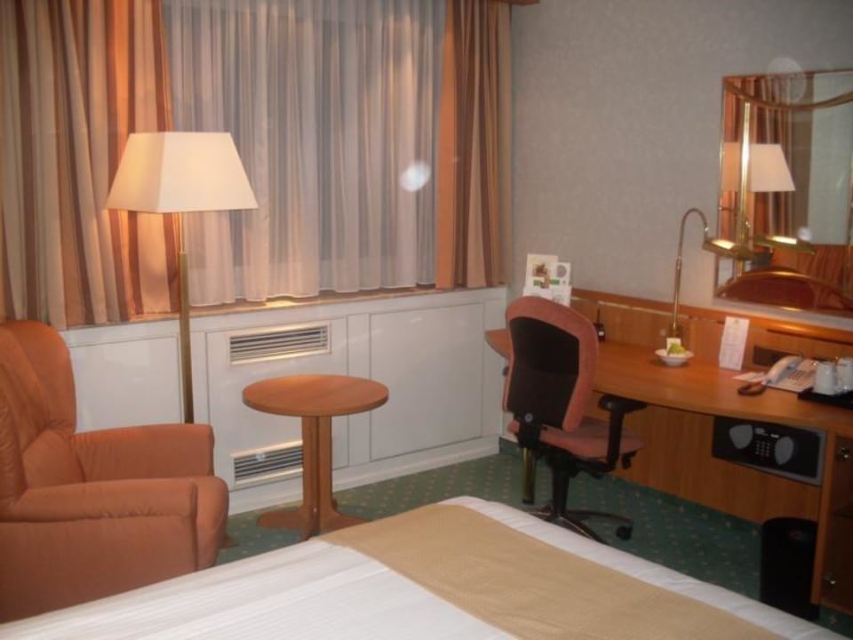 Bett und Sitzecke Leonardo Hotel Frankfurt City South