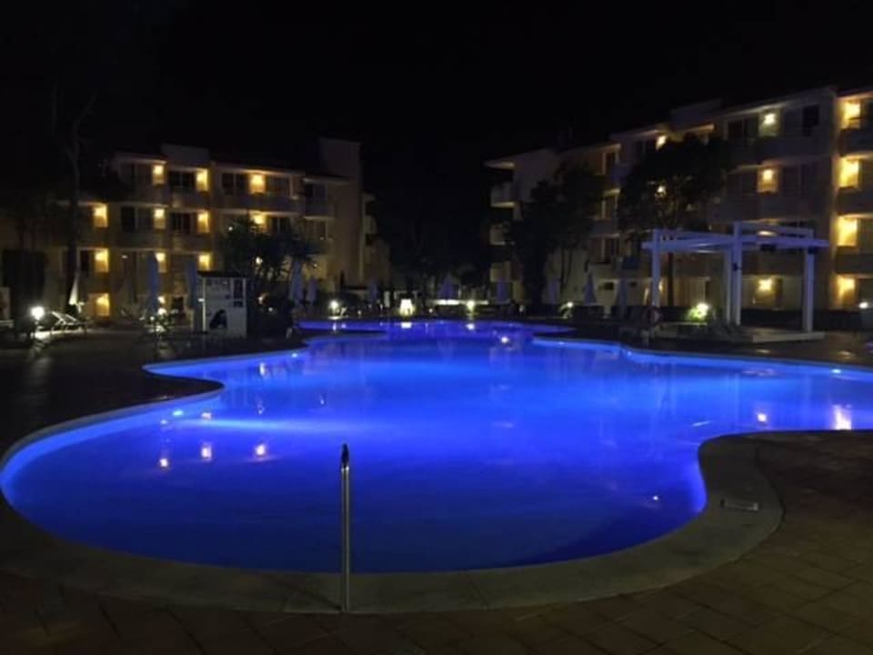 Große Poolanlage in der Abenddämmerung Apartamentos Prinsotel Pineda