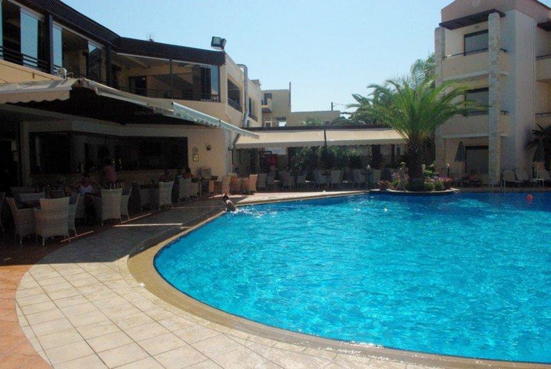 Główny basen i bar Creta Palm Resort
