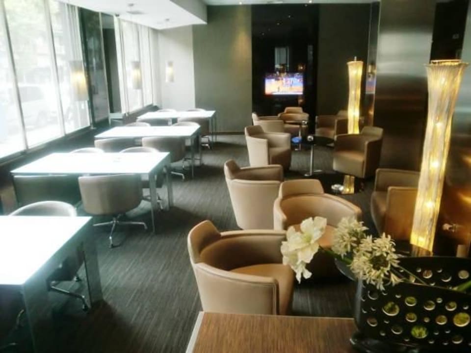Aufenthalt- und Essbereich AC Hotel Carlton Madrid by Marriott