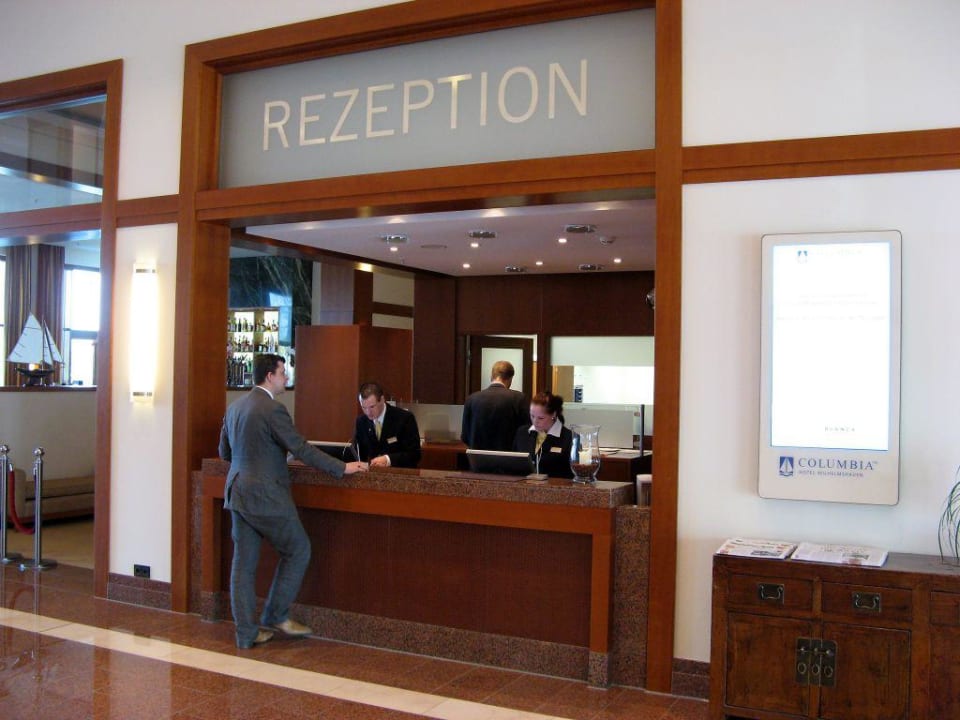 Die Rezeption mit 3 Check In/Check Out-Plätzen ATLANTIC Hotel Wilhelmshaven