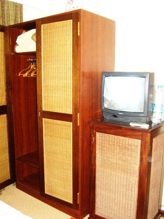 Kleiderschrank und Kühlschrank Antik Garden