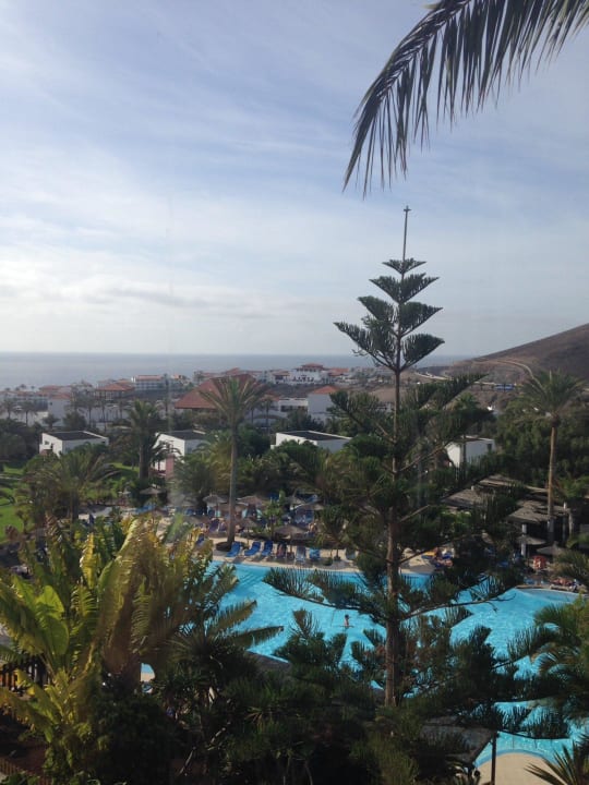 Blick vom gläsernen Fahrstuhl auf den Pool allsun App.-Hotel Esquinzo Beach